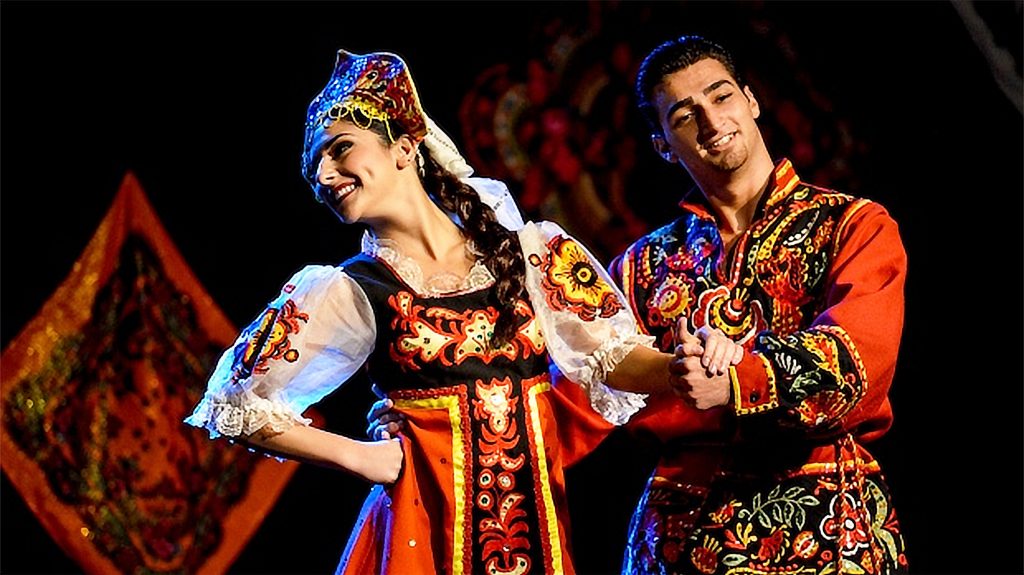 Top 10 lễ hội tại Canada: Lễ hội Folklomora - L&C Global 