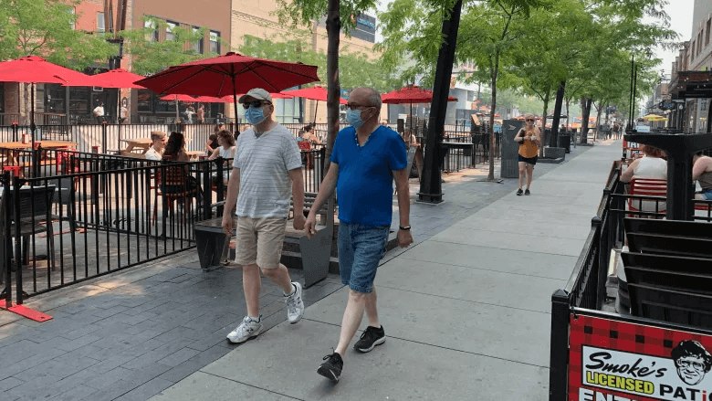 Số lượng ca covid mới tại BC - người dân Canada mang khẩu trang tại thành phố Kelowna