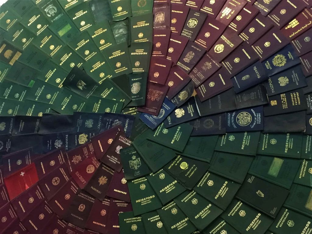 Tại sao Hộ chiếu chỉ có 4 màu tiêu chuẩn L&C Global