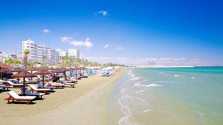 du-lịch-síp-Larnaca-Finikoudes-Beach