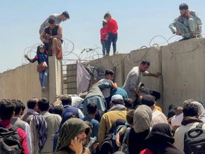 Tình hình Afghanistan hỗn loạn, người dân tìm cách bỏ chạy