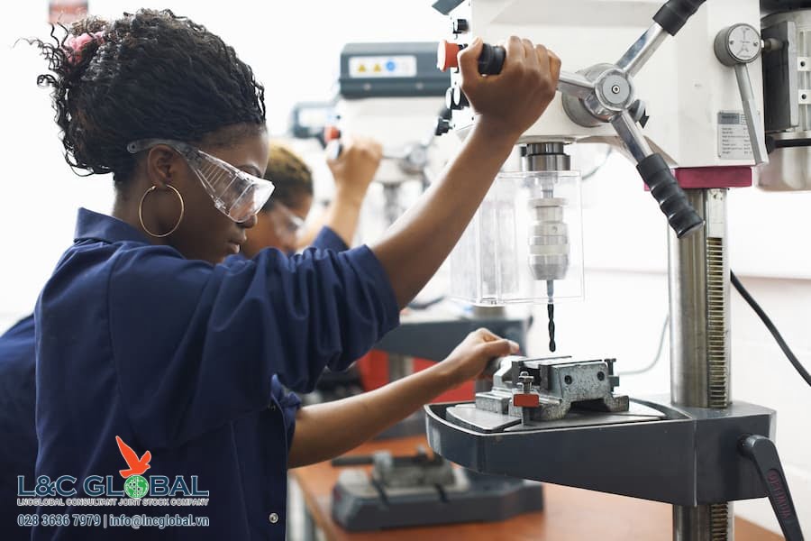 Biện pháp doanh nghiệp giúp người lao động tránh nhập cư Canada chậm trễ